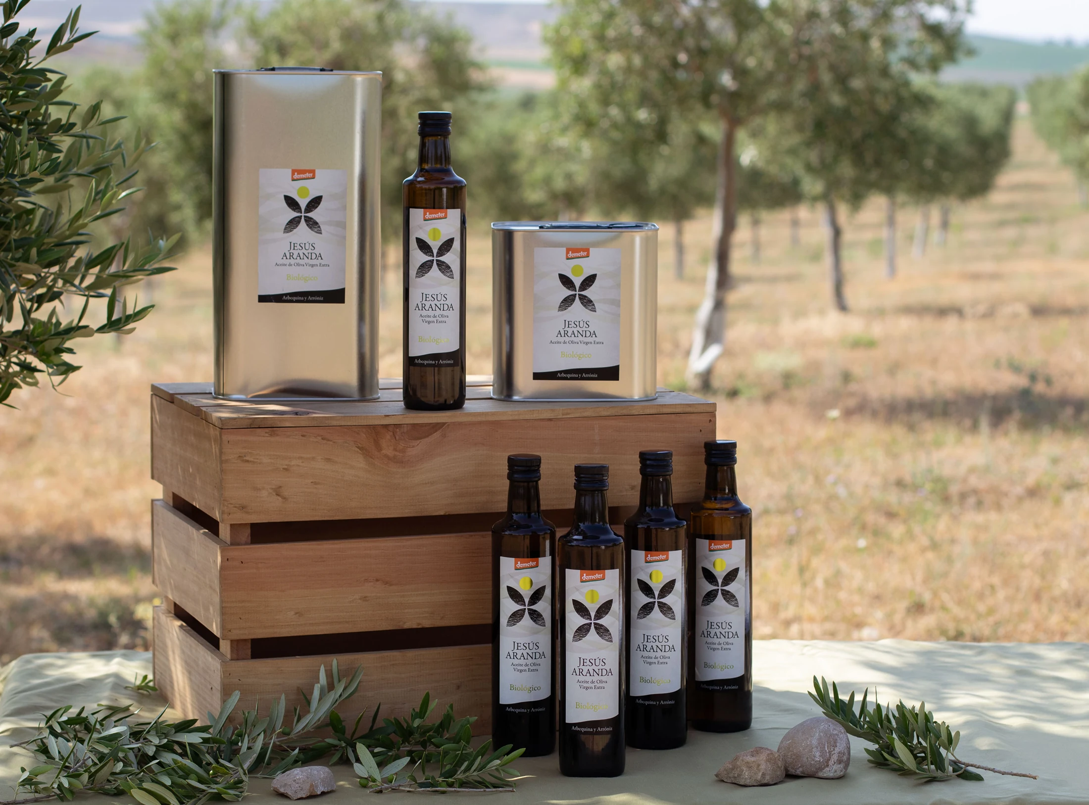Aceite de oliva virgen extra Jesús Aranda con certificación Demeter, en botellas y latas.