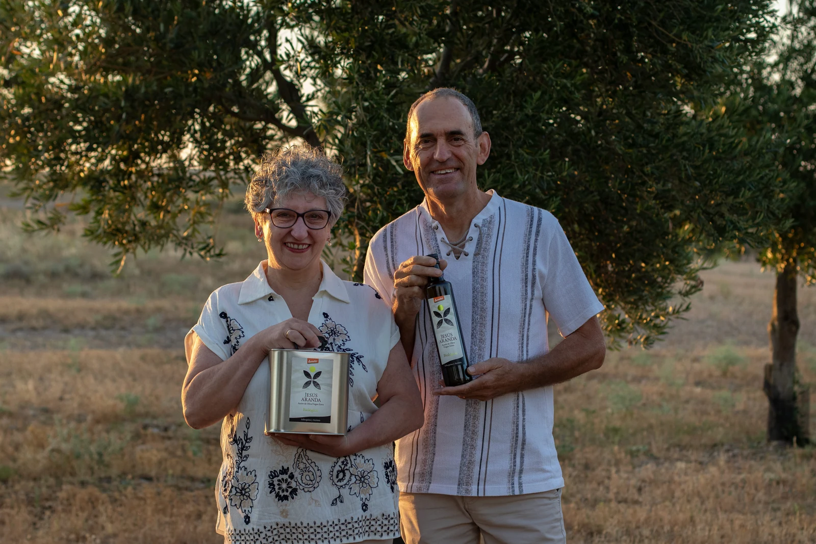 Jesús Aranda y Blanca Guembe con su aceite ecológico en el olivar.