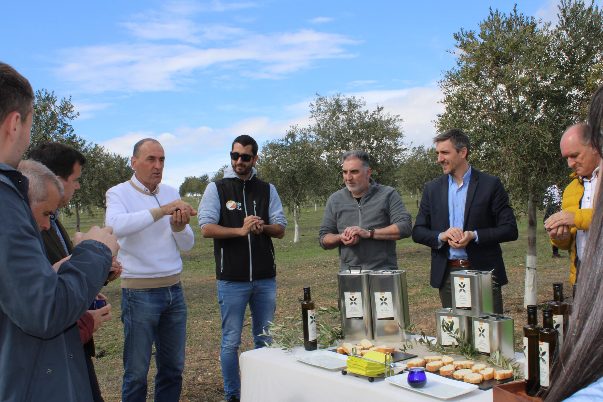 Jesús Aranda comparte una cata de aceite con visitantes en el olivar.